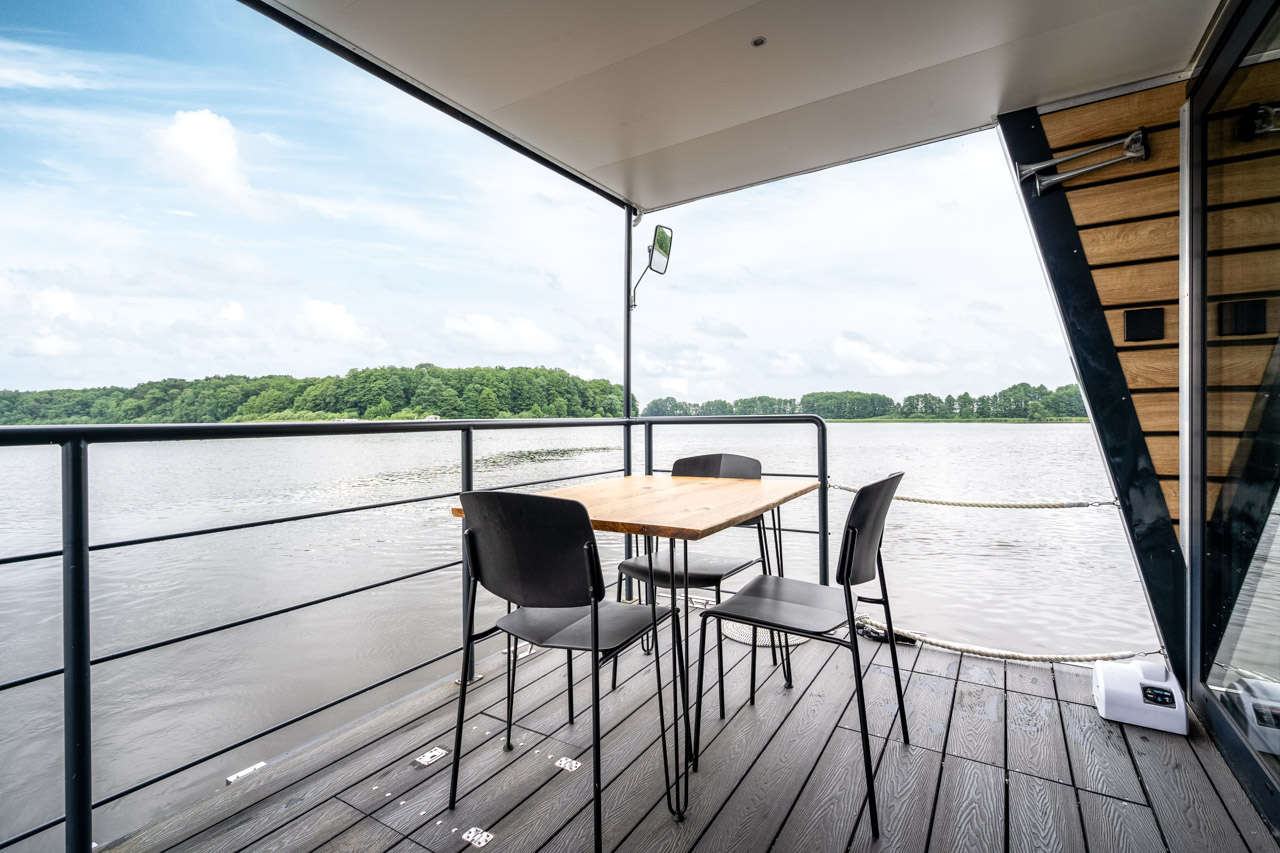 Tisch auf der Bug-Terrasse